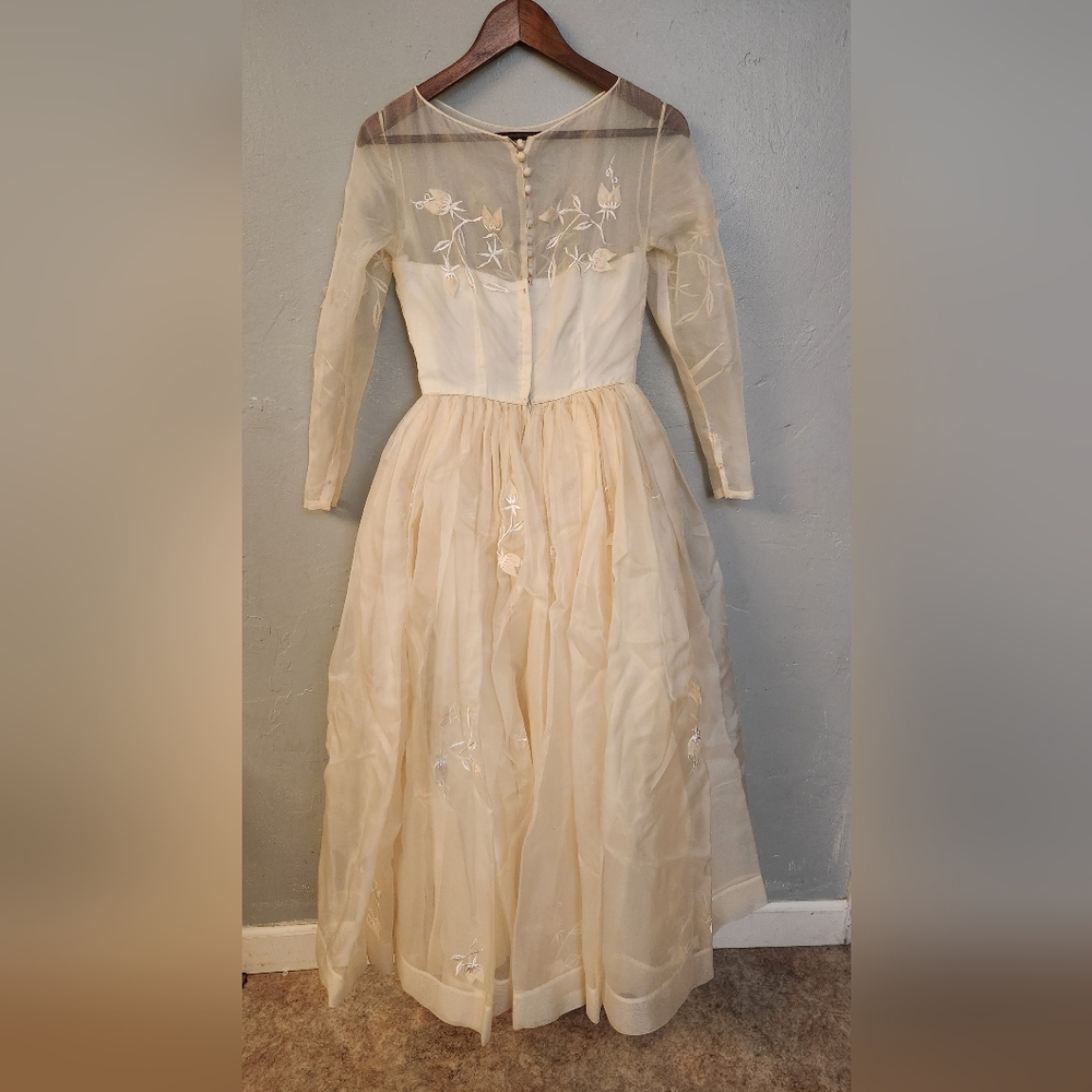 Vintage 1950s Ivory White Fit & Flare Embroidered Tulle Wedding Dress - Picture 13 of 15
